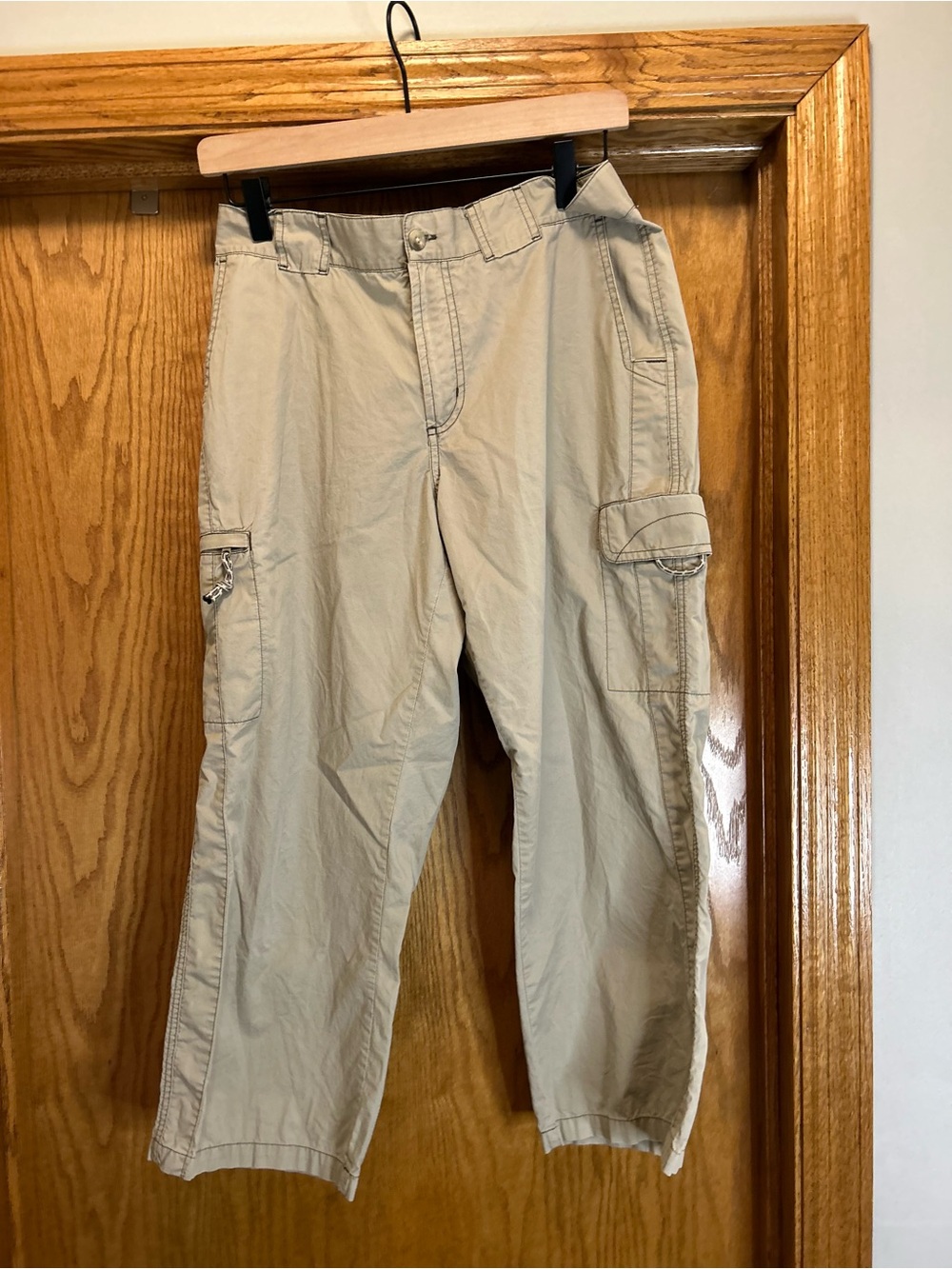 Columbia Women’s Size 8 Khaki Cargo Capri Pants Hiking Travel Outdoor Crop